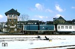 Vorbei an dem Fahrdienstleiter-Srellwerk "L" (nicht Lf !) läuft 212 233 vor N 5704 nach Wuppertal in den Bahnhof Remscheid-Lennep ein. (11.02.1988) <i>Foto: Joachim Bügel</i>