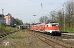 111 111 fährt mit dem NX-Ersatzzug RB 74340 in den Bahnhof Wuppertal-Barmen ein. Das Haus an der Siegesstraße 162 besitzt tatsächlich die gleiche Farbe wie die Lok (Kein Fake!). (13.04.2022) <i>Foto: Wolfgang Bügel</i>