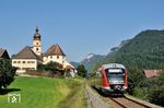 642 587 passiert als RB nach Reutte in Tirol die Stadtpfarrkirche in Vils (Tirol) aus dem 14. Jahrhundert. (29.08.2013) <i>Foto: Zeno Pillmann</i>