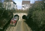 212 274 war die letzte Wuppertaler V 100 in altroter Lackierung. Hier verlässt sie vor N 5232 den Weyersberger Tunnel kurz vor dem alten Solinger Hbf. (14.02.1988) <i>Foto: Wolfgang Bügel</i>