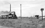 Lok 1 der Werne-Bockum-Höveler-Eisenbahn (WerBH) rangiert im Zechengelände der Zeche Werne. Die Zeche Werne war ein Steinkohlen-Bergwerk in Werne (Lippe), das von 1899 bis 1975 in Betrieb war. (20.04.1957) <i>Foto: Gerd Wolff</i>