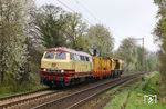 218 105 der Eisenbahn-Betriebsgesellschaft Neckar-Schwarzwald-Alb (NeSA) mit DGS 69472 (Rheine - Köln-Mülheim) bei Haan. (15.04.2022) <i>Foto: Joachim Bügel</i>