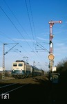 Längst Geschichte sind die Formsignale des Bahnhofs Hagen-Haspe. Hier passiert 141 327 vor E 3126 nach Köln das Einfahrsignal aus Richtung Ennepetal. (14.02.1988) <i>Foto: Wolfgang Bügel</i>