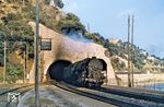 Ein Schnellzug mit einer SNCF 141 R fährt in den Bahnhof Villefranche-sur-Mer an der Mittelmeerküste (Côte d’Azur) ein. (07.1955) <i>Foto: Todd Novak</i>