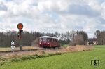 Die PRESS hat 2018 einige Lichtsignale in Putbus durch Formsignale ersetzt, was heutzutage eher selten geschieht. 172 141 passiert hier das Einfahrvorsignal auf der Fahrt nach Bergen auf Rügen als RB 74869. Rechts kann man noch den Viadukt der Kleinbahnstrecke von Putbus nach Garz/Altefähr erkennen. (09.04.2022) <i>Foto: Ralf Opalka</i>