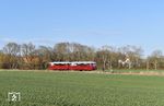 Bei Pastitz passiert der Ersatzzug RB 74882 nach Lauterbach Mole für den in Revison befindlichen Regio-Shuttle das Einfahr-Vorsignal von Putbus. Zwischen den Bäumen versteckt liegt das Gutshaus Pastitz, ein Jagdschloss aus dem Jahr 1760.  (09.04.2022) <i>Foto: Ralf Opalka</i>