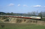 103 174 legt sich mit EC 11 "Leonardo da Vinci" nach Mailand bei Gabelbach (westlich von Augsburg) elegant in die Kurve. (17.02.1988) <i>Foto: Wolfgang Bügel</i>