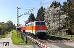 111 111 mit dem NX-Ersatzzug RB 84363 aus Bonn am Bü Wilzhauser Weg bei Solingen-Ohligs. (19.04.2022) <i>Foto: Joachim Bügel</i>
