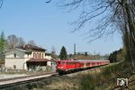 110 425 fährt mit RB 5412 nach München durch den aufgelassen Bahnhof Wilzhofen nördlich von Weilheim/Obb. (24.04.2010) <i>Foto: Stefan von Lossow</i>