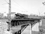 39 035 mit E 594 auf dem Nesenbachviadukt bei Stuttgart-Vaihingen. Die ursprüngliche Brückenkonstruktion aus dem Jahr 1877 bestand aus zwei eingleisigen dreiteiligen Brückenüberbauten aus Stahlfachwerk mit zwei Mittelpfeilern und wurde am 21. April 1945 zerstört. Sie wurde am 13. August 1946 eingleisig wieder in Betrieb genommen und war erst ab 27. Mai 1959 wieder zweigleisig befahrbar. Im Rahmen der Ausbauarbeiten für die S-Bahn Stuttgart wurde die Brücke bis 1985 viergleisig ausgebaut. (03.04.1965) <i>Foto: Jörg Schulze</i>