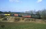 140 065 mit einem Zug der "Rollenden Landstraße" Sgk 41212 bei Gabelbach, westlich von Augsburg. (17.02.1988) <i>Foto: Wolfgang Bügel</i>