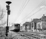 ET 55 01 rollt von Stuttgart West kommend dem Stuttgarter Hauptbahnhof entgegen. Das Vorsignal stand unmittelbar am Kriegsbergtunnel. (04.04.1965) <i>Foto: Jörg Schulze</i>