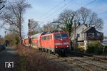 Zwei Loks - zwei Wagen: Aufgrund der Insolvenz von Abellio war 111 100 mit 111 194 vor einem RE 11-Ersatzzug bei Dortmund-Aplerbeck unterwegs. (12.02.2022) <i>Foto: Marcus Henschel</i>