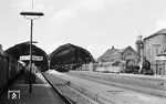 57 2957 macht sich bei Rangierarbeiten in Hagen Hauptbahnhof nützlich. Links steht der N 1642 mit 03 1001. (12.07.1960) <i>Foto: Jacques H. Renaud</i>