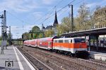 Nach erfolgreicher Fensterreinigung (vgl. Bild-Nr. 84956) fährt 111 111 mit Ersatzzug 9461 (für RB 32445) nach Köln aus dem Bahnhof Solingen Hbf. (21.04.2022) <i>Foto: Zeno Pillmann</i>