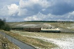 151 108 mit einem Durchgangsgüterzug nach München-Laim bei Fahlenbach, südlich von Ingolstadt. (19.02.1988) <i>Foto: Wolfgang Bügel</i>