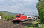 101 095 mit IC 2012 (Oberstdorf - Dortmund) bei Brohl. Links befinden sich die Rheinanlagen der Brohltal-Eisenbahn. (23.04.2022) <i>Foto: Zeno Pillmann</i>