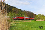 Bei Wächtersbach-Aufenau schiebt 114 018 den RE 4522 nach Fulda. Im Hintergrund rauscht ICE 797 nach Frankfurt vorbei. (23.04.2022) <i>Foto: Joachim Bügel</i>