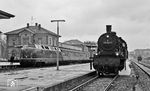 078 192 wartet vor dem P 3920 auf die Anschlussfahrgäste des E 1915 (Offenburg - Konstanz), der mit 221 125 im Bahnhof Villingen/Schwarzwald eingetroffen ist. (24.04.1971) <i>Foto: Burkhard Wollny</i>