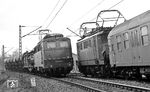 Bei Diedelsheim begegnet 144 085 vor N 3175 einem kurzen Güterzug mit 140 526, die sich aus Bebra weit in den Süden verirrt hatte. (02.1977) <i>Foto: Burkhard Wollny</i>