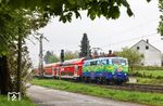 Als bunter Farbklecks ist 111 074 im diesigen Frühlingsmorgen vor dem Ersatzzug RB 24147 nach Wuppertal-Oberbarmen bei Solingen-Ohligs unterwegs. (26.04.2022) <i>Foto: Joachim Bügel</i>