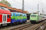 Zwei auffällige Farbgebungen begegnen sich an einem trüben Tag in Solingen: 111 074 mit NX-Ersatzzug RB 56737 nach Köln Hbf und LPFT 78239 nach Köln Bbf (Leerpark aus IC 2010) mit Werbelok 101 005. (26.04.2022) <i>Foto: Joachim Bügel</i>
