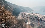 Die neuen Oberleitungsmasten kündigen bereits das Ende des Dampfbetriebs auf der linken Rheinstrecke an. Im Rangierbahnhof Bingerbrück herrscht noch der Dampfbetrieb vor.  (18.11.1957) <i>Foto: Carl Bellingrodt</i>