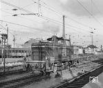 Die am 1. August 1957 beim Bw Hannover-Linden in Dienst gestellte V 60 317 dieselt durch Hannover Hbf. (12.08.1965) <i>Foto: Alan Orchand</i>