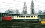 140 722 zieht die fabrikneue 120 104 auf die Drehscheibe im Bw Nürnberg Rbf. (22.02.1988) <i>Foto: Wolfgang Bügel</i>
