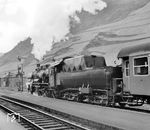 38 3634 (Bw Trier) setzt einen in Cochem angekommenen Personenzug als Rangierfahrt an die Seite. (04.1965) <i>Foto: Alan Orchand</i>