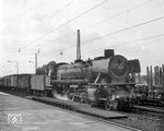 Die seit August 1960 mit Ölhauptfeuerung ausgerüstete 41 310 vom Bw Osnabrück mit einem Güterzug in Hamburg. (19.09.1964) <i>Foto: Alan Orchand</i>