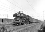 41 093 vom Bw Löhne mit einem Güterzug bei Hannover. (13.08.1965) <i>Foto: Alan Orchand</i>