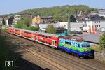 Die farbenfrohe 111 074 schiebt den NX-Ersatzzug 56737 nach Köln durch Wuppertal-Barmen. (27.04.2022) <i>Foto: Wolfgang Bügel</i>