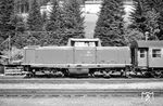Die steilstreckentaugliche V 100 2336 im Bahnhof Schönmünzach. Zehn Lokomotiven aus der letzten Serie der V 100.20 (spätere BR 212) erhielten eine hydrodynamische Bremse und modifizierte Getriebe für den Einsatz auf Steilrampen, dafür musste der Hilfsdiesel aus Platzgründen wegfallen. Zwischen Motor und Kühlanlage wurde für die Bremswärme ein zusätzlicher Wärmetauscher eingebaut. Diese ursprünglich als V 100 2332 bis 2341 eingereihten Loks wurden ab 1968 unter der Baureihe 213 geführt. Sie lösten ab 1966 die Dampflokomotiven der Baureihen 82 und 94 auf der Murgtalbahn ab. Die Karlsruher V 100 2336 war zum Aufnahmezeitpunkt gerade einmal zwei Monate alt. (15.05.1966) <i>Foto: Helmut Röth</i>