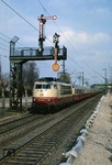 103 142 passiert mit IC 508 "Kommodore" (Frankfurt - Hamburg-Altona) die vor dem Rheinhochwasser gesicherte linke Rheintrecke bei Bingen. (02.04.1988) <i>Foto: Wolfgang Bügel</i>