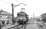 In Rinteln übernahm E 22 der Extertalbahn den BDEF-Sonderzug. (21.05.1966) <i>Foto: Helmut Röth</i>