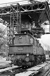 Die mit Rangierfunk ausgerüstete 94 931 unter der Bekohlungsanlage im Bw Wuppertal-Vohwinkel. Ihr Hauptaufgabengebiet waren Rangierarbeiten im nahen Rangierbahnhof. (03.01.1968) <i>Foto: Wolfgang Bügel</i>