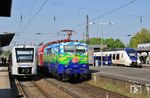 111 074 wendet im Bahnhof Wuppertal-Oberbarmen auf den RB 24385 nach Köln. Währenddessen überholen NX 355 (442 355) als RE 32552 nach Rheine sowie der von Abellio übernommene VT 12.12.06 als S 7 nach Wuppertal Hbf. (03.05.2022) <i>Foto: Wolfgang Bügel</i>