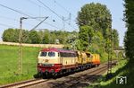 218 105 der Eisenbahn-Betriebsgesellschaft Neckar-Schwarzwald-Alb mit DGS 91641 (Stadthagen - Köln-Mülheim) bei Gruiten. (03.05.2022) <i>Foto: Joachim Bügel</i>