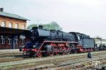 Am 1. Februar 1994 wurde 41 1231 von der DR an den Verein Traditions-Bw Staßfurt verkauft. Hier wartet die Lok vor einem Plangüterzug im Bahnhof Haldensleben. (17.04.2004) <i>Foto: Andreas Höfig</i>