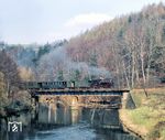 99 1606 überquert mit einem Personenzug nach Jöhstadt die Zschopau hinter Wolkenstein. Über die Brücke verläuft auch das Normalspurstreckengleis nach Annaberg. (23.04.1982) <i>Foto: Joachim Schmidt</i>