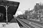 Die Begegnung der beiden Personenzüge in Berlin-Steglitz etwas näher im Ausschnitt. (04.1938) <i>Foto: RVM (Pragher)</i>