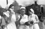 Krankenschwestern des Deutschen Roten Kreuzes erwarten einen Militärzug, der mit der Trierer 38 3246 in einen nicht bekannten Bahnhof einfährt. (1941) <i>Foto: Fehn</i>