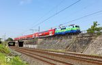 Auf dem Kölner Gleis in Richtung Wuppertal-Vohwinkel ist 111 074 mit dem RB 74317 aus Bonn (NX-Ersatzzug für 32516) am Abzweig Linden bei Gruiten unterwegs. (06.05.2022) <i>Foto: Joachim Bügel</i>