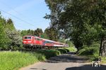 Auch 111 056 der Gesellschaft für Fahrzeugtechnik (GfF) könnte eine Lackauffrischung vertragen. Mit DPE 31380 ist sie bei Solingen auf dem Weg von Hamburg-Altona nach Karlsruhe. (11.05.2022) <i>Foto: Joachim Bügel</i>