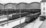 E 10 174 (Bw Heidelberg) und eine Schweizer E-Lok vor der fünfschiffigen Bahnhofshalle des Bahnhofs Basel SBB. (23.05.1962) <i>Foto: B. Roberts</i>