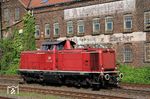 Vor passender Industriekulisse ist V 100 2299 der Vulkan-Eifel-Bahn Betriebsgesellschaft Gerolstein als DGV 93115 nach Hagen in Wuppertal-Unterbarmen unterwegs. (11.05.2022) <i>Foto: Wolfgang Bügel</i>
