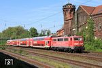 Von kunterbunt (111 074) wechselte der NX-Ersatzzug auf blassrot (111 143), die hier mit RB 31930 (Bonn Hbf - Wuppertal-Oberbarmen) durch Wuppertal-Unterbarmen fährt. (11.05.2022) <i>Foto: Wolfgang Bügel</i>