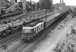 Die letzte Vorkriegs E 18 war die 1939 gebaute E 18 053, hier mit einem Schnellzug bei Regensburg. 1954/55 folgten noch zwei aus vorhandenen Teilen gefertigte E 18 (E 18 054 und 055). (26.08.1966) <i>Foto: Lutz Hornung</i>