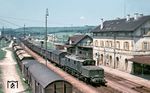 E 93 05 hat mit ihrem Güterzug soeben die Geislinger Steige hinter sich gebracht und nimmt im Bahnhof Amstetten (Württ) wieder Fahrt auf. (26.07.1955) <i>Foto: Carl Bellingrodt</i>